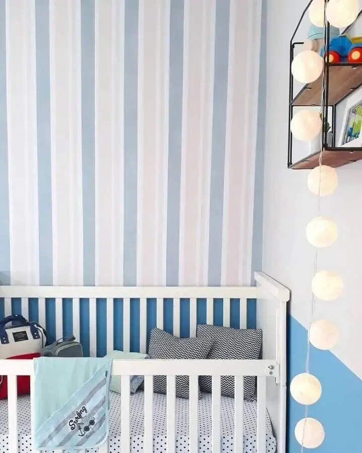 decoração de quarto de bebê com papel de parede listrado azul Foto Nosso Apê 402