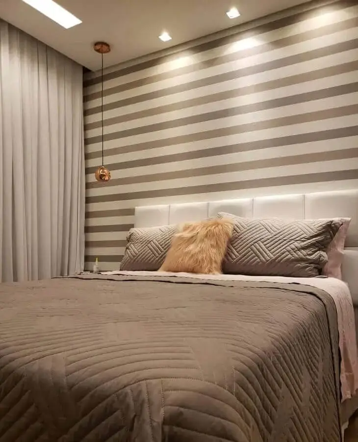 decoração de quarto de casal bege com papel de parede listrado horizontal Foto Apartamento 177