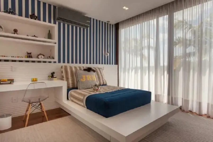 decoração de quarto sob medida com papel de parede listrado azul e branco Foto Veridiana Peres Arquitetura