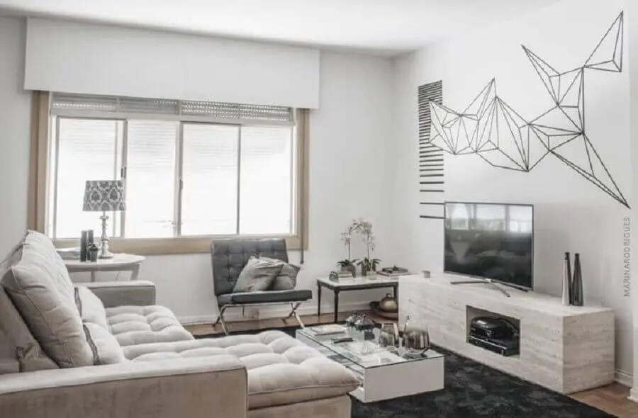 decoração de sala de estar com fita isolante preta Foto Marina Rodrigues