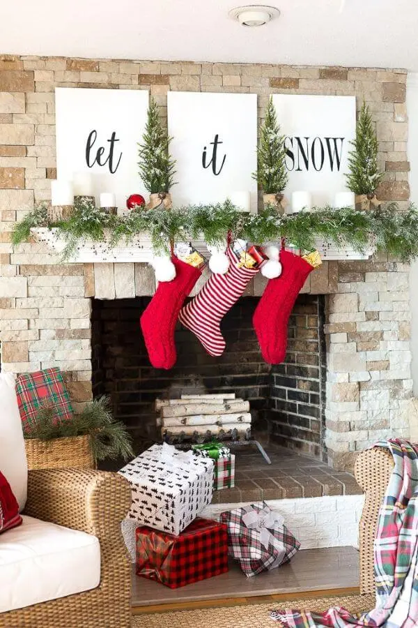 decoração de natal para sala de estar com meias é linda e temática