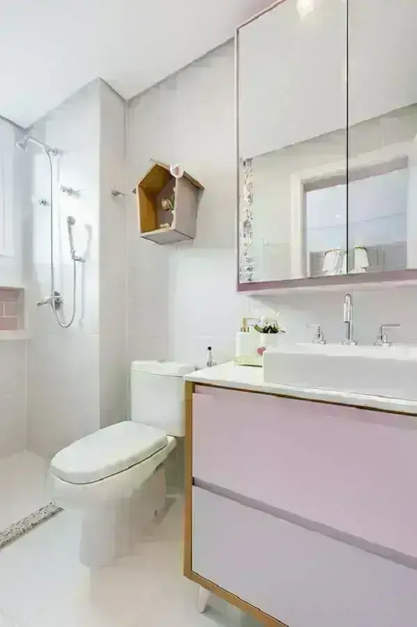 decoração delicada para banheiro feminino todo branco com detalhes em lilás Foto Greisse Panazzolo