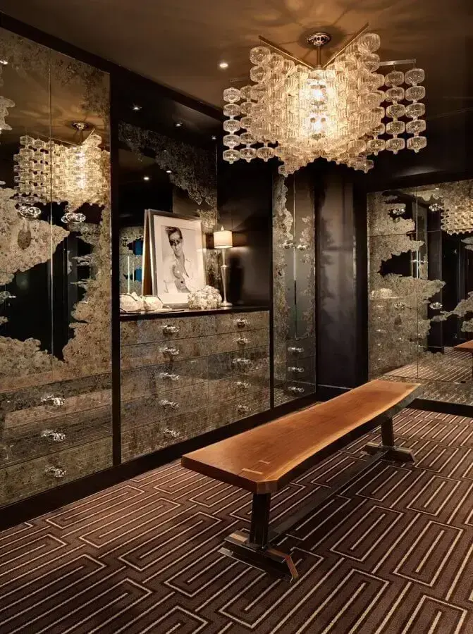 decoração escura para closet luxuoso com móveis espelhados e lustre de cristal Foto HomeAdore