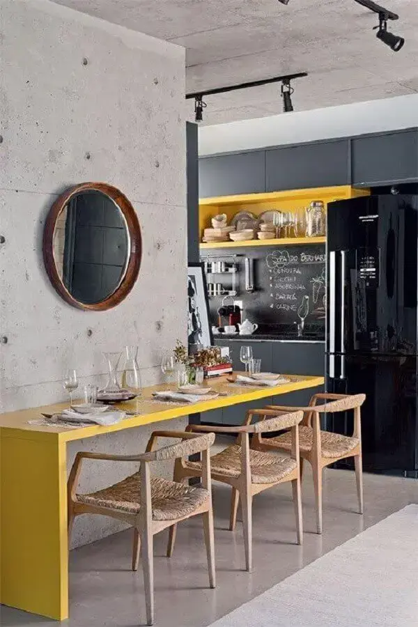 decoração estilo industrial com bancada amarela e parede de cimento queimado Foto FYH