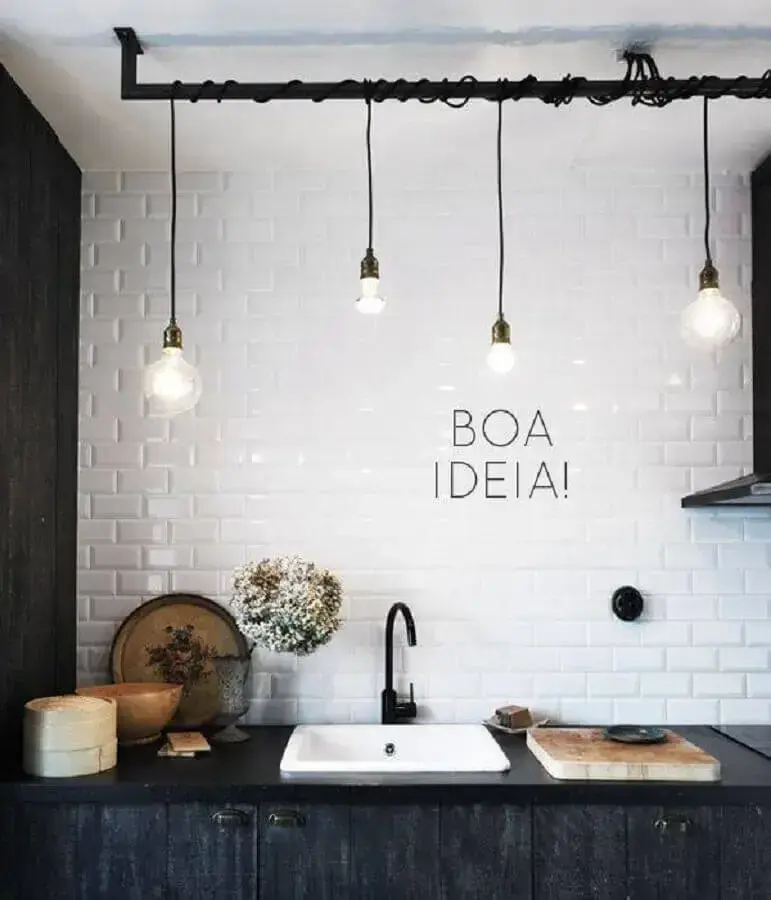 decoração estilo industrial cozinha com subway tile e pendentes minimalista Foto Pinterest