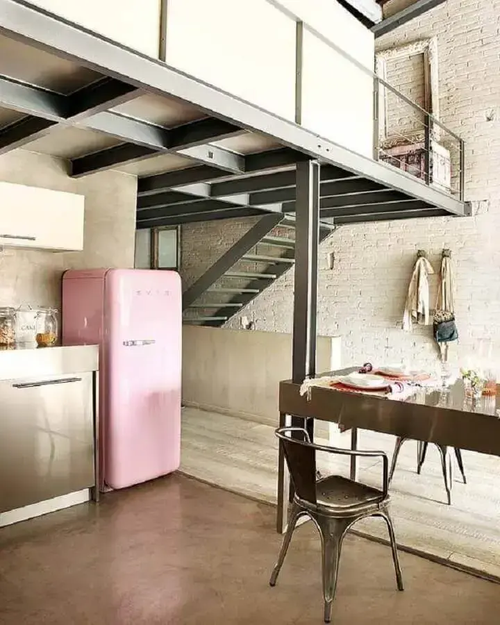 decoração estilo industrial para loft com geladeira rosa Foto MLCblog