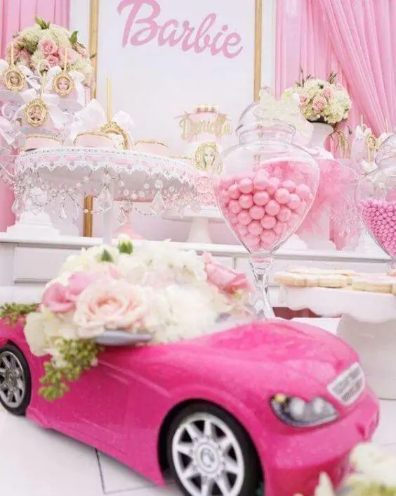 Decoração de festa da barbie com doces e carrinho rosa