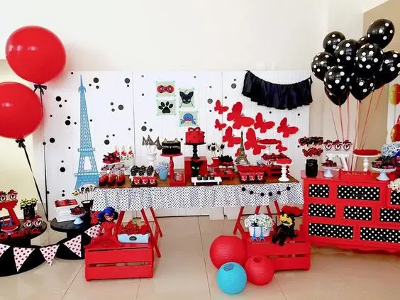 Decoração de festa da ladybug com as cores vermelho, preto, branco e azul