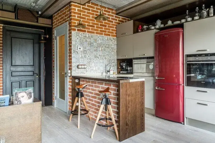 decoração industrial cozinha pequena com geladeira vermelha Foto Litvinov Design