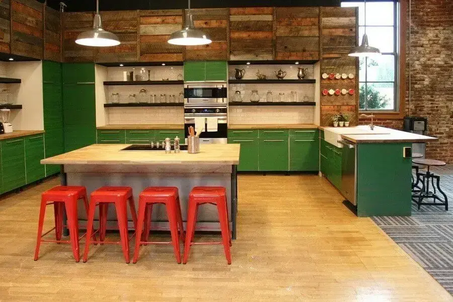 decoração industrial para cozinha com armários verdes e banquetas vermelhas Foto Jen Chu Design