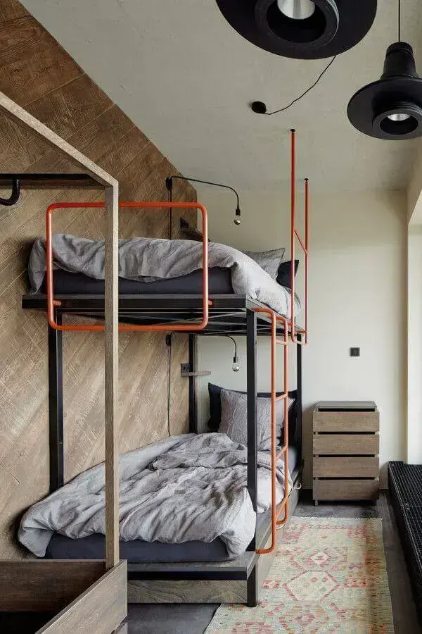 decoração industrial para quarto com canos pintados de laranja Foto Pinterest