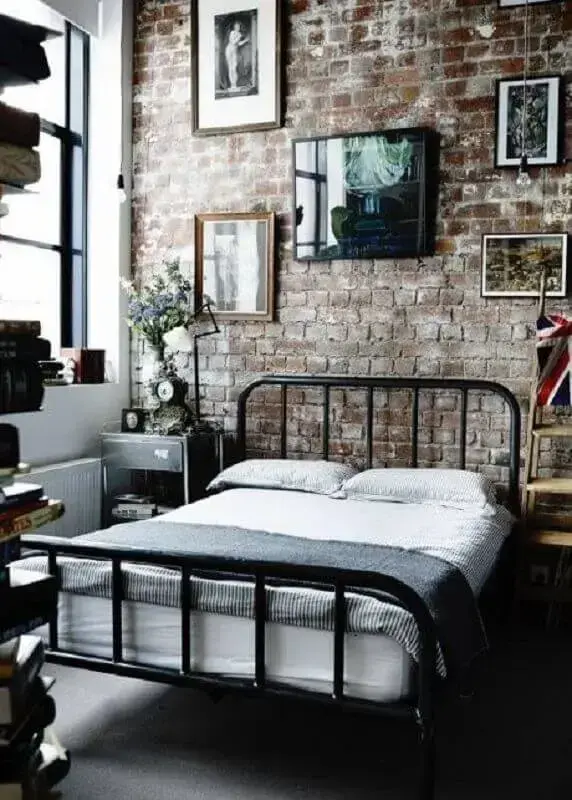 decoração industrial para quarto com parede de tijolinho e cama de ferro Foto We Heart It