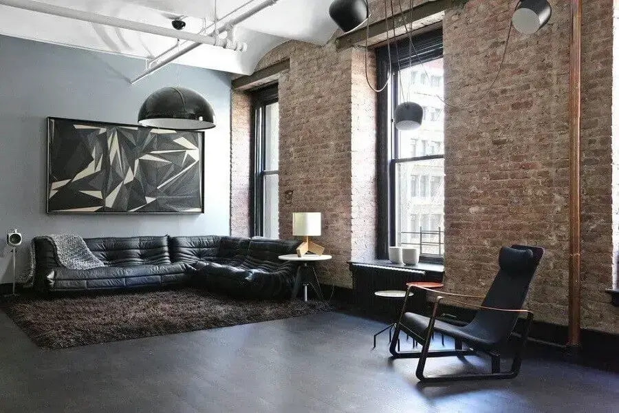 decoração industrial para sala ampla com sofá de canto e parede de tijolinho Foto Union Studio