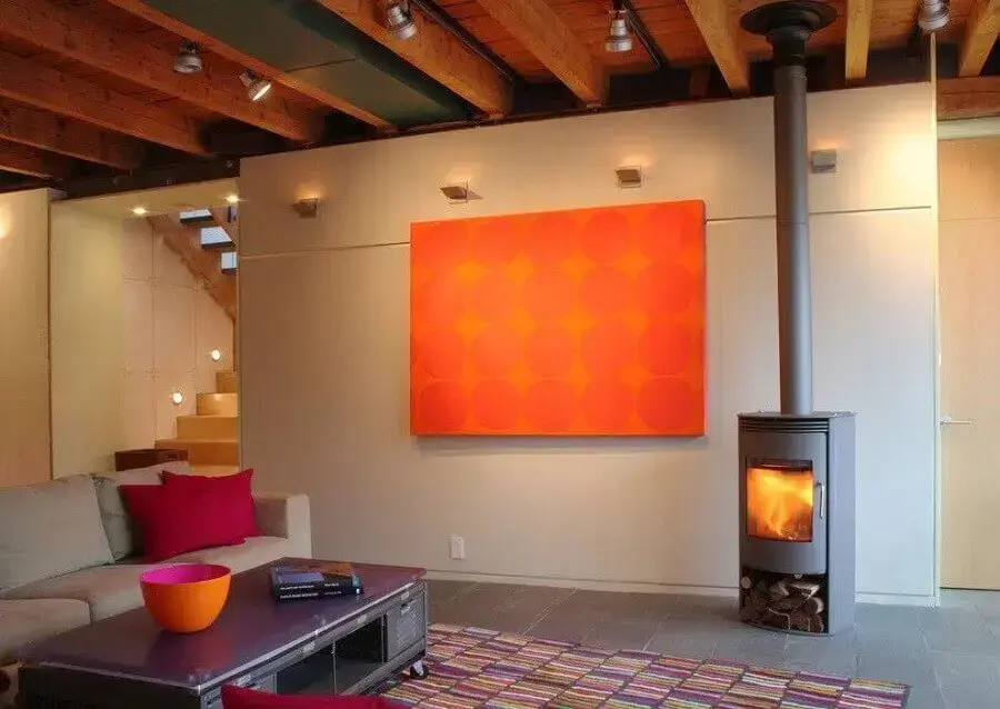 decoração industrial para sala com teto de madeira e quadro colorido Foto Studio One-Off