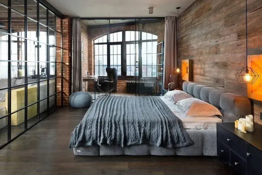 decoração industrial quarto com cabeceira cinza e parede com revestimento de madeira Foto Martin Architects