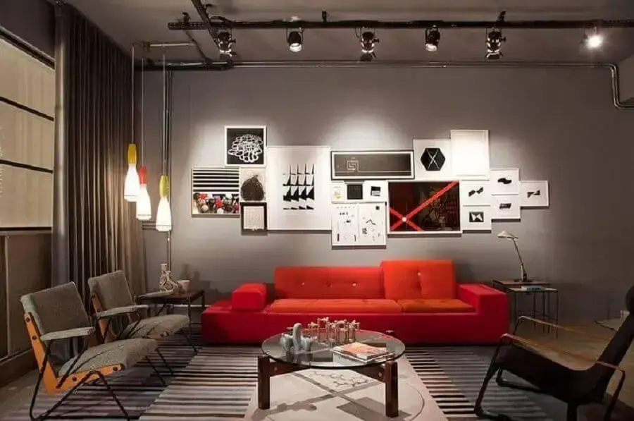decoração industrial sala com sofá vermelho e trilho de iluminação Foto Pinterest