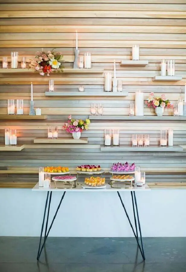 decoração mini wedding com velas em prateleiras de madeira Foto 100 Layer Cake