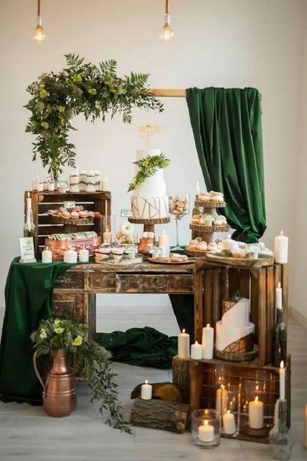 decoração mini wedding rústico com caixotes de madeira Foto MODwedding