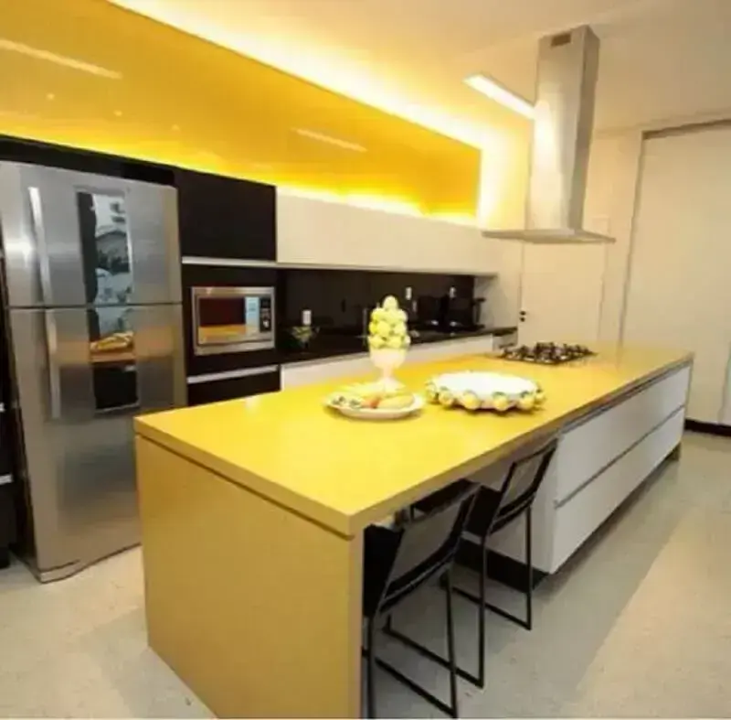 decoração moderna para cozinha amarela e preta com ilha Foto Pinterest
