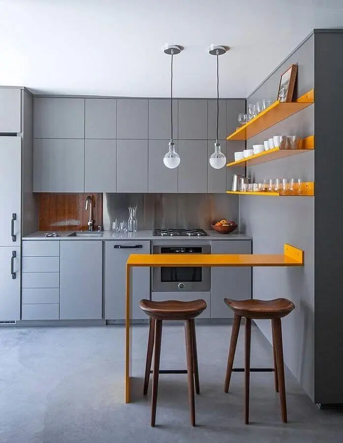 decoração moderna para cozinha cinza e amarela com banquetas de madeira Foto Stylish Homes