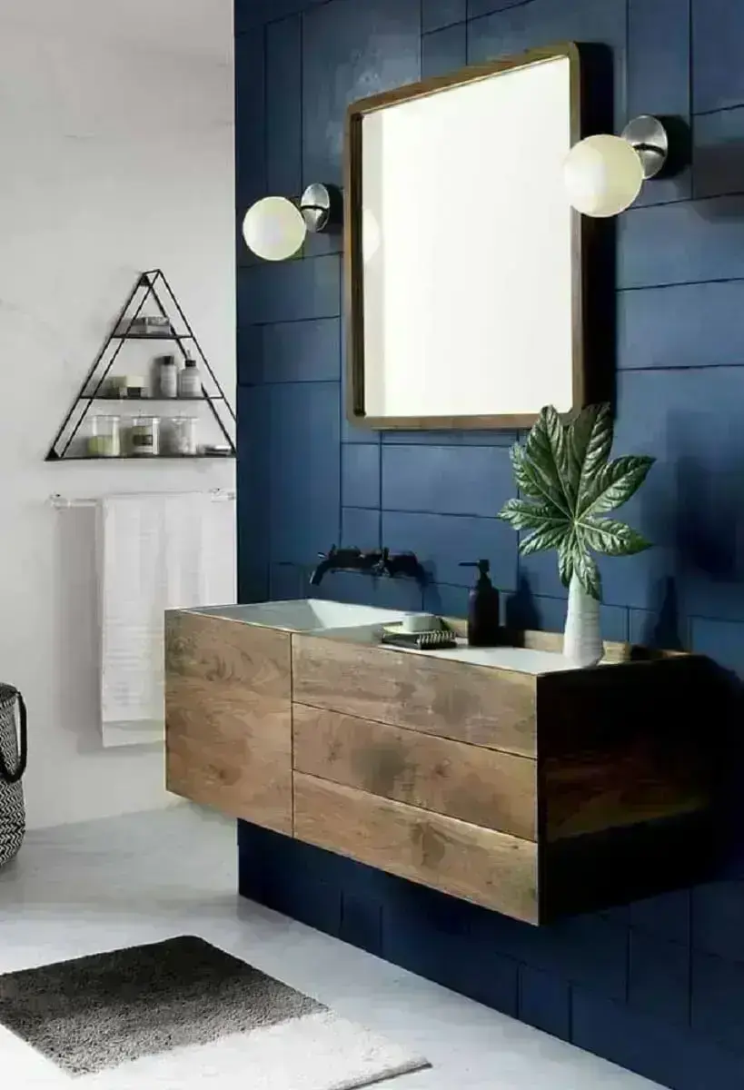 decoração para banheiro moderno com parede azul marinho e gabinete de madeira