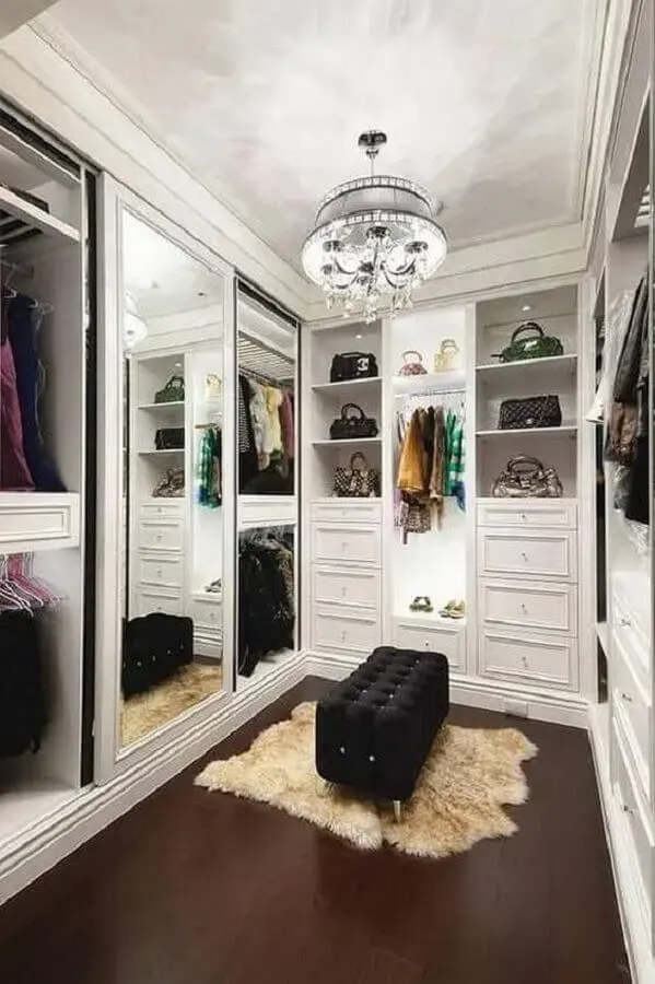 decoração para closet luxuoso pequeno com móveis planejados e puff preto Foto Warna Home