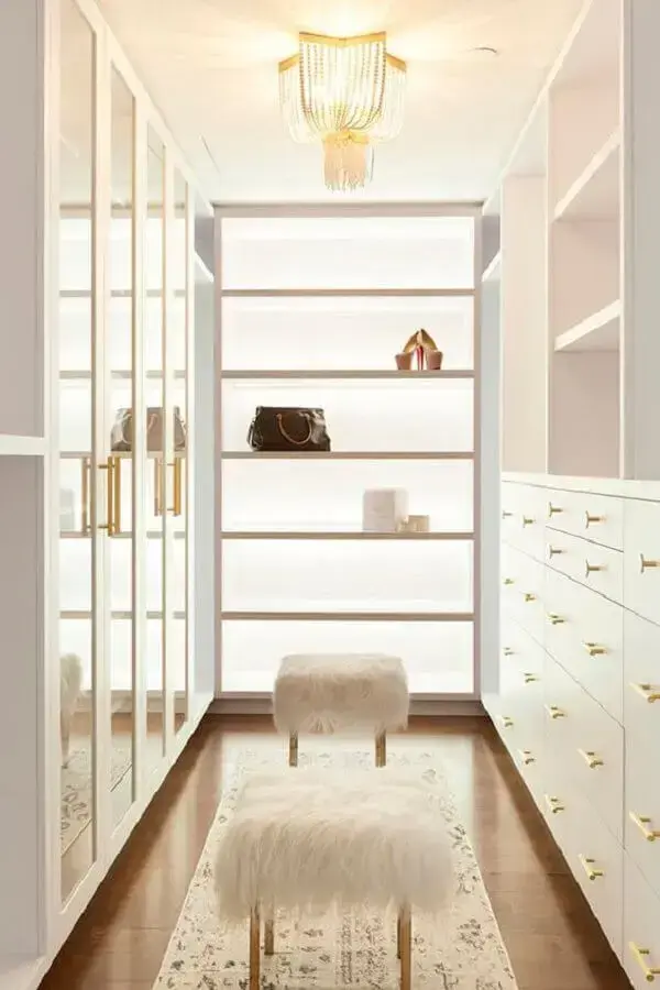 decoração para closet luxuoso todo branco com detalhes dourados Foto Desire to Inspire