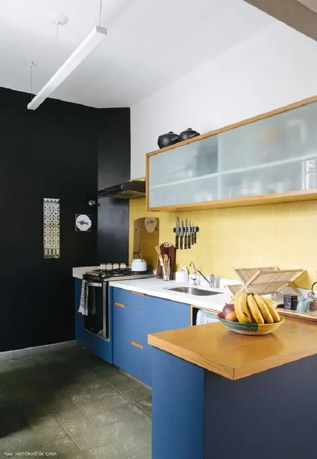 decoração para cozinha amarela e azul com bancada de madeira Foto Histórias de Casa