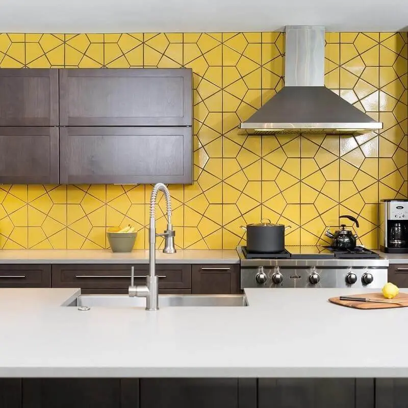 decoração para cozinha cinza e amarela com detalhes em inox Foto Pinterest