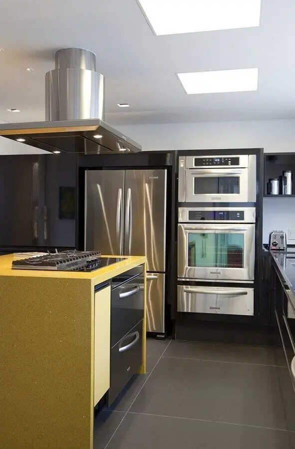 decoração para cozinha cinza e amarela com eletrodomésticos inox Foto AMC Arquitetura
