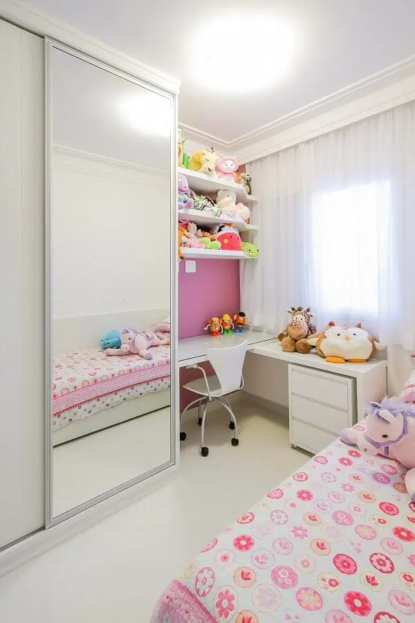 decoração para quarto feminino infantil com guarda roupa branco com espelho Foto Caroline Manfrin