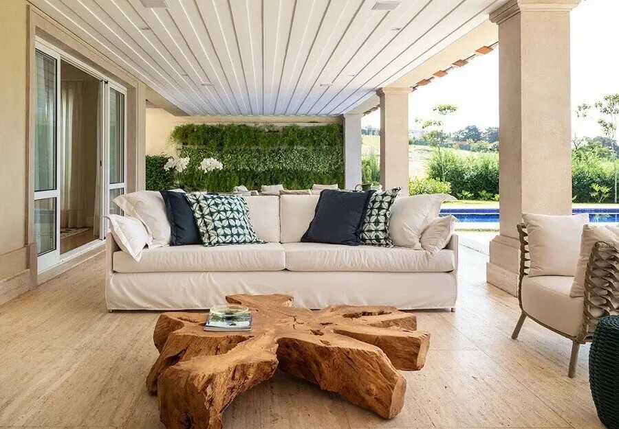 decoração para varanda com móveis rústicos e sofá branco
