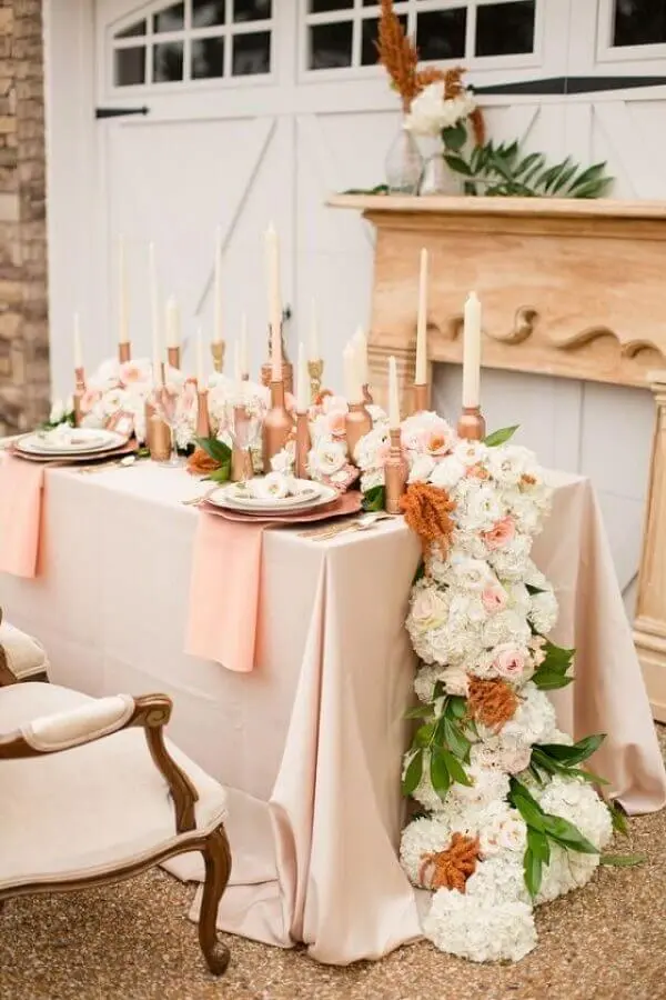 decoração romântica para mini wedding em casa com detalhes em rose gold Foto Weddbook