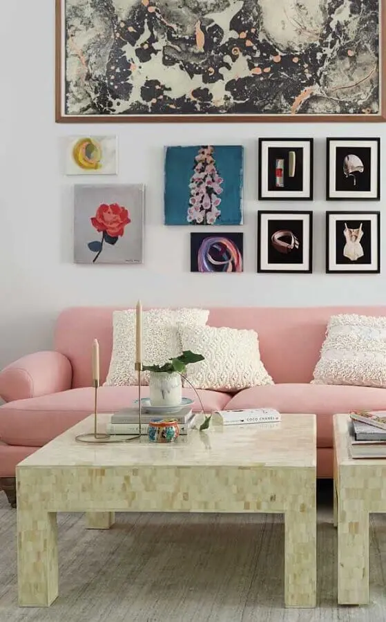 decoração sala com sofá rosa e castiçal dourado minimalista Foto Anthropologie