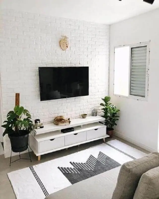 decoração simples com rack pequeno para sala com parede de tijolinho branco Foto Decoração de Casa