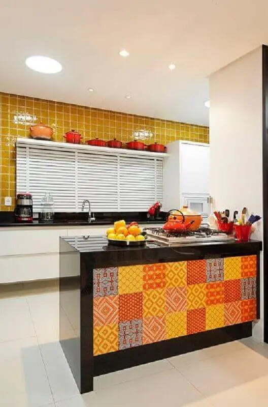 decoração simples para cozinha amarela com bancada preta Foto Dcore Você