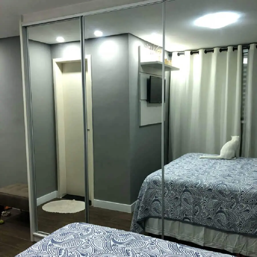 decoração simples para quarto cinza com guarda roupa com espelho Foto Decorando 47M2