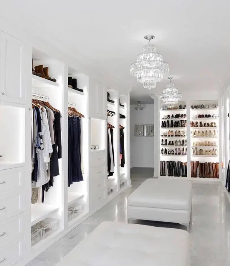 decoração sofisticada para closet luxuoso com lustres de cristais e puffs brancos Foto We Heart It