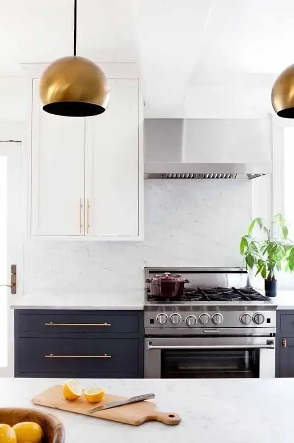 decoração sofisticada para cozinha com armário azul marinho e detalhes em dourado Foto Home Frame Design
