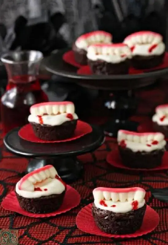 doce em formato de dentes para decoração de mesa de dia das bruxas Foto Pinterest