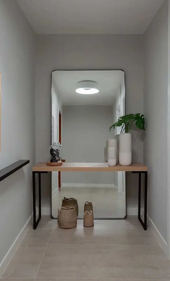 espelho decorativo de chão para corredor cinza decorado com aparador Foto Pinterest