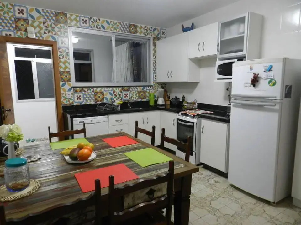 esquadrias de alumínio - cozinha branca com ladrilhos decorativos coloridos 