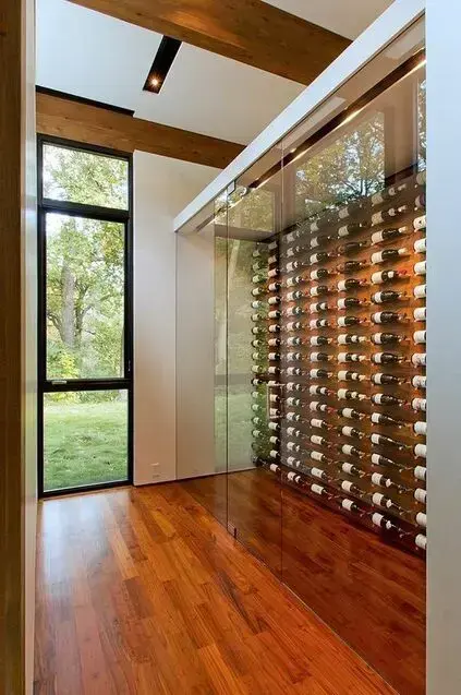 esquadrias de alumínio - janela basculante de vidro e piso de madeira comum 