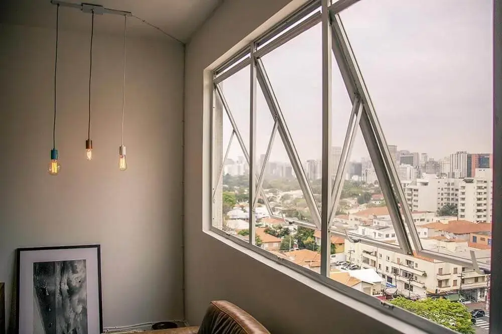esquadrias de alumínio - janela de sala de estar com luminária 