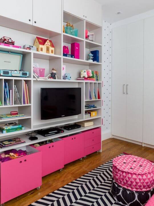 Estante para brinquedos com TV e gavetas cor de rosa para quarto planejado