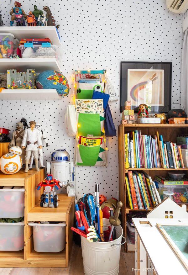 Estante para brinquedos e livros no quarto infantil