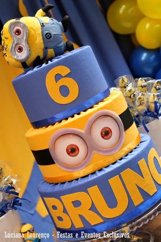 Bolo De Aniversário Em Forma De Minion. Bolo De Personagem De