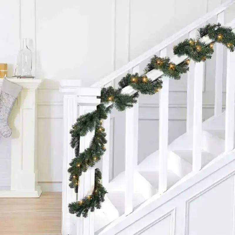festão com luzes de Natal para corrimão da escada Foto The Home Depot