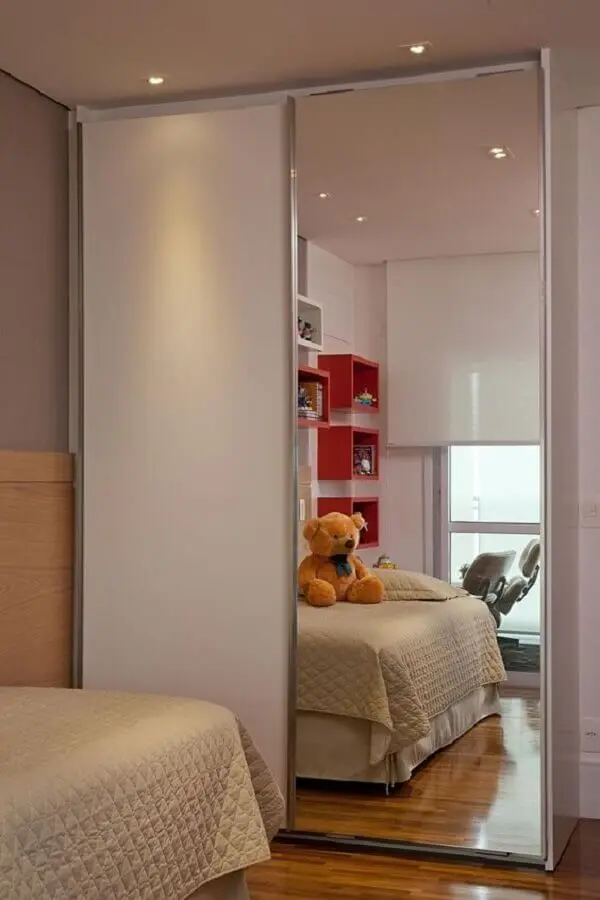 guarda roupa branco com espelho para decoração de quarto de solteiro com nichos vermelhos Foto Pinterest