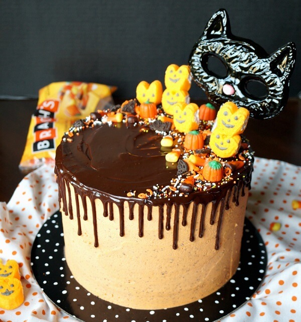 Gato preto e abóboras complementam a decoração do bolo de Halloween